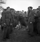 Hemvärnet. 20/4, 1941.
Samling runt en värmande lägereld.