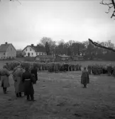 Hemvärnet. 20/4, 1941.
Uppställning på ängen bakom dåv. arrendatorsbyggnaden till Teleborgs 
slott (?), även kallad Tuvan, Tufvan.
