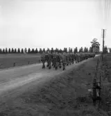 Hemvärnet. 20/4, 1941.
Hemmarsch (?) längs Telestadsvägen. I bakgrunden syns dåv. granallén upp
till Teleborgs slott.