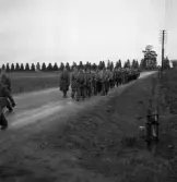 Hemvärnet. 20/4, 1941.
Hemmarsch (?) längs Telestadsvägen. I bakgrunden syns dåv. granallén upp
till Teleborgs slott.