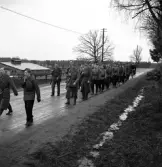 Hemvärnet. 20/4, 1941.
Hemmarsch (?) längs Telestadsvägen (?). Till vänster syns en
magasinsliknande byggnad.