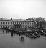 Hemvärnet. 20/4, 1941.
Samling på det regniga Stortorget framför Residenset. I förgrunden syns bl a
en del bilar med gengasaggregat.