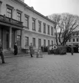 Hemvärnet. 20/4, 1941.
Samling på det regniga Stortorget framför Residenset. I bakgrunden syns
hemvärnets musikkår.