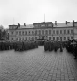 Hemvärnet. 20/4, 1941.
Samling på det regniga Stortorget framför Residenset. I bakgrunden
syns Stadshotellet.