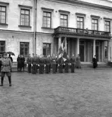 Hemvärnet. 20/4, 1941.
Samling på det regniga Stortorget framför Residenset. Hederskompani
med fana.