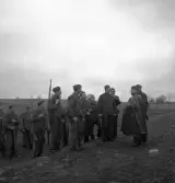 Hemvärnet. 20/4, 1941.
Några män i hermvärnsuniform har genomgång på ett gärde.
I bakgrunden skymtar ett mindre bostadshus.