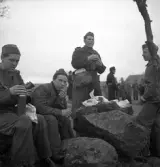 Hemvärnet. 20/4, 1941.
Matpaus vid en stengärdesgård. I bakgrunden skymtar en lada.
