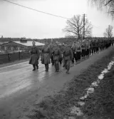 Hemvärnet. 20/4, 1941. Hemmarsch (?) längs Telestadsvägen. I bakgrunden skymtar Teleborgs slott, till vänster.