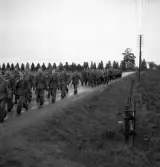 Hemvärnet. 20/4, 1941.
Hemmarsch (?) längs Telestadsvägen. I bakgrunden syns dåv. granallén till Teleborgs slott.