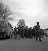 Gymnastikuppvisningen, 25/5 1941. 
En musikkår marscherar längs Storgatan, vid Dövstumskolan. Till vänster syns en buss och några cyklister som vill komma förbi.