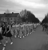 Gymnastikuppvisningen, 25/5 1941. 
En kvinnlig gymnastiktrupp på väg längs Storgatan, västerut. Till vänster 
syns en av flyglarna till dåv. Växjö Stads Försörjningsinrättning, senare en 
del av Folkskoleseminariet (Västerled).