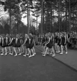 Gymnastikuppvisningen, 25/5 1941. 
Kvinnliga gymnaster i mörka dräkter, tågar in på Värendsvallen.