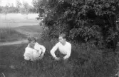 Två damer vilar i gräset, 1920-tal