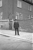 Man utanför Post- och telegrafstationen i Örebro, 1920-tal