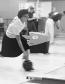 POSTMÄSTERSKAPEN (PM) I BOWLING I STOCKHOLM DEN 9 MAJ 1965.
Lokal: Brännkyrkahallen. Arrangör: Postbankens IK. (Se Tidningen PS
nr 6/1965). Ensam är stark tänker enda kvinnan i tävlingen, Elvi
Svensson från Karlstad, som här ses i aktion.