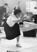 POSTMÄSTERSKAPEN (PM) I BOWLING I STOCKHOLM DEN 9 MAJ 1965.
Lokal: Brännkyrkahallen. Arrangör: Postbankens IK. (Se Tidningen PS
nr 6/1965). Ensam är stark tänker enda kvinnan i tävlingen, Elvi
Svensson från Karlstad, som här ses i aktion.