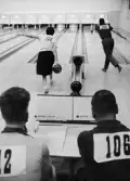 POSTMÄSTERSKAPEN (PM) I BOWLING I STOCKHOLM DEN 9 MAJ 1965.
Lokal: Brännkyrkahallen. Arrangör: Postbankens IK. (Se Tidningen PS
nr 6/1965). Enda kvinnan i tävlingen, Elvi Svensson från Karlstad, i
en stilstudie på sin bana.