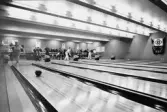 POSTMÄSTERSKAPEN (PM) I BOWLING I STOCKHOLM DEN 9 MAJ 1965.
Lokal: Brännkyrkahallen. Arrangör: Postbankens IK. (Se Tidningen PS
nr 6/1965). Det är full fart på alla banorna i Brännkyrkahallen.