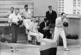 Nils Lindahl, Malmö, är på väg fram med klotet.
Malmö-kamraten  Malte Persson, som sitter bakom, väntar på sin tur.
Ingemar Bengtsson. från Göteborg, t v är beredd med sitt klot. Vid
räcket bakom väntar Börje Kvist  och  Kjell Pettersson, båda från
Malmö.