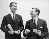 POSTMÄSTERSKAPEN (PM) I BOWLING I STOCKHOLM DEN 9 MAJ 1965.
Från prisutdelningen på Stockholm Bans restaurang.
Segrarna i 2-mannatävlingen Henry Nilsson t v och Lennart Simonsson,
SPIK.