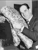 POSTMÄSTERSKAPEN (PM) I BOWLING I STOCKHOLM DEN 9 MAJ 1965.
Från prisutdelningen på Stockholm Bans restaurang. Yngve
Sundberg, från Postens Industrier i Ulvsunda, erhöll som pris ett
skönt täcke.