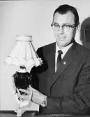 POSTMÄSTERSKAPEN (PM) I BOWLING I STOCKHOLM DEN 9 MAJ 1965.
Från prisutdelningen på Stockholm Bans restaurang.
Lennart Simonsson, från SPIK, fick en bordslampa som pris.