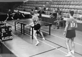 Från finalerna i bordtennis i Brännkyrkahallen den 20 augusti. I
herrdubbeln tog det svenska paret Bo Karlsson (nr 33) och Jörgen
Rosberg (35) hem silverplatsen.