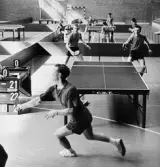 Från finalerna i bordtennis i Brännkyrkahallen den 20 augusti. I
herrdubbelfinalen mellan Sverige och Tyskland slår Klaus Hummel, i
förgrunden, in en backhand mot svenskarna Jörgen Rosberg, t v och Bo
Karlsson. Tyskland vann och Sverige blev tvåa.