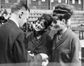 Från finalerna i bordtennis i Brännkyrkahallen den 20 augusti.
Prisutdelning till de ungerska damerna Gabriella Barcsi ,som vann
damsingeln och tillsammans med Maria Nemeth t h segrade i damdubbeln.