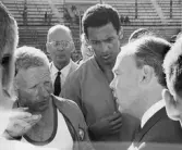 Från friidrottstävlingarna på Stockholms Stadion den 21 augusti.
Diskussion om höjdhoppsrekordet 2,25 meter mellan Bengt Lindberg
(fransktalande överkontrollör på Stockholm Ban) t h och den franske
lagledaren. Franske höjdhopparen Robert Sainte-Rose lyssnar ivrigt. I
bakgrunden syns ordföranden i Postens Idrottsförbund Sven Öman.