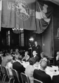 POST - EM I STOCKHOLM 18 -21 AUGUSTI 1966. Från banketten på restaurang Gillet efter tävlingarna.
Generaldirektör Nils Hörjel talar vid den avslutande middagen.
Sittande framför honom ses arrangemangens primus motor Sven Öman.