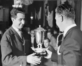 Efter tävlingarna följde en bankett på restaurang Gillet.
Generaldirektör Nils Hörjel delar ut pris till Martin Ness, från
Tyskland, som  segrade i bordtennisens herrsingel.