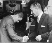 Efter tävlingarna följde en bankett på restaurang Gillet.
Generaldirektör Nils Hörjel överlämnar pris till en av deltagarna i
dagens tävlingar.