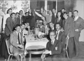 Efter tävlingarna följde en bankett på restaurang Gillet. Allmän
förbrödring mellan tävlingsdeltagare och funktionärer m fl. Längst
fram sitter Albert Jussila (i glasögon). från Poststyrelsens
personalbyrå.