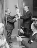 Efter tävlingarna följde en bankett på restaurang Gillet. Sven Öman,
Postens Idrottsförbund, överlämnar en blomma till en av de utländska
delegaterna.