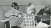 Elever födda 1955 sitter vid sina skolbänkar, Kålleredskolan 1960-tal. Från vänster: 1. Okänd. 2. Eva Gullberg. 3. Okänd.