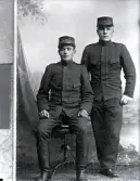 Två unga militärer