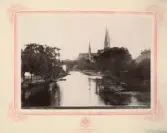 Vy över Fyrisån mot Uppsala domkyrka