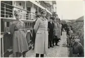 Saarbataljonens avresa från Trelleborg mot Tyskland, på morgonen den 20/12 1934.
Officerare och en del honoratiores på kajen. Mannen i förgrunden är överste Torsten Winberg,
militärområdeschef i I milo 1937. Far till överste Per Hugo Winberg, regementschef för I11 1972-74 och 1977-80.