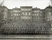 Svenska Saarbataljonen samlad framför Svea livgarde i Stockholm, december 1934.
På sidorna har en del nyfikna stockholmare samlats.
Bataljonen var verksam i Tyskland fr.o.m. den 22/12 1934 t.o.m. mitten av feb. 1935.