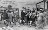Saarbataljonen nr 34, 1934-35.
Nyfikna barn svärmar runt några mannar, någonstans i Merzig.