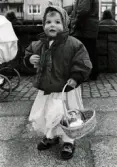 Påskfirande på Mölndals torg, år 1991. Porträtt av en påskkärring.