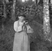 Falun, Karlsby, Sundborn. Lovisa Engström med vallhorn, Karlsbyn Karlsbyheden.