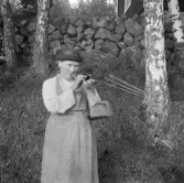 Falun, Karlsby, Sundborn. Lovisa Engström med vallhorn, Karlsbyn Karlsbyheden.