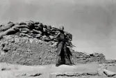 En ruin med sandsäckar ovanpå. En FN-soldat i hjälm och uniform står på vakt.
Gaza, 1959-60.