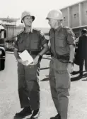 Överstelöjtnant Gunnar Syrén utanför en flygplats tillsammans med en annan officer, i FN-tjänst, Kongo (?), 1960-61.