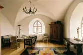 Torslunda kyrka

Torslunda kyrka är en kyrka som ligger på Öland och tillhör Torslunda församling. Kyrkan är byggd i sten och är kalkad på utsidan. Kyrkogården är relativt stor. Intill kyrkan ligger församlingshem och pastorsexpedition.

I sin nuvarande form består kyrkan av ett rektangulärt långhus med kor i öster och torn i väster. Ursprungliga kyrkan uppfördes på 1100-talet. Det rakt avslutade koret tillkom på 1200-talet. Bortsett från kyrktornet fick kyrkan sin nuvarande form år 1776. Kyrktornet byggdes till 1819 och ersatte en klockstapel.

(Hämtat från Wikipedia)
