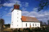 Torslunda kyrka.

Torslunda kyrka är en kyrka som ligger på Öland och tillhör Torslunda församling. Kyrkan är byggd i sten och är kalkad på utsidan. Kyrkogården är relativt stor. Intill kyrkan ligger församlingshem och pastorsexpedition.

I sin nuvarande form består kyrkan av ett rektangulärt långhus med kor i öster och torn i väster. Ursprungliga kyrkan uppfördes på 1100-talet. Det rakt avslutade koret tillkom på 1200-talet. Bortsett från kyrktornet fick kyrkan sin nuvarande form år 1776. Kyrktornet byggdes till 1819 och ersatte en klockstapel.

(Hämtat från Wikipedia)