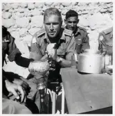 Major Kurt-Erik Amundson (FN-tjänstgöring i Gaza 1959-60) på besök hos 2.plut. Indiska A kompaniet, och blir bjuden på vattenpipa. Bakom Amundson syns korpral Tara.