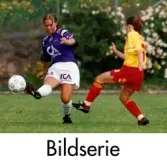 Serie om 10 fotografier som visar fotbollslaget Jitex BK spela match mot Tyresö IF på Kvarnbyvallen i Mölndal den 15 juli 1995. Jitex BK vann matchen med 4-2.